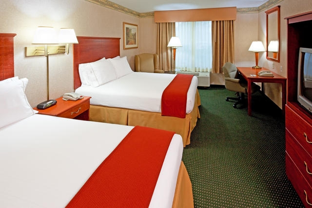 Holiday Inn Express & Suites, Woodbridge