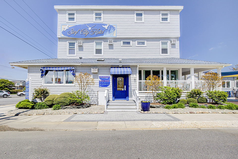 Front view of Surf City Hotel & Bistro