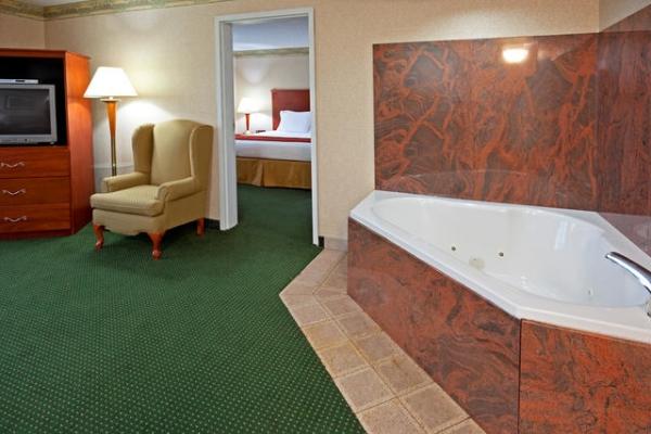 Holiday Inn Express & Suites, Woodbridge